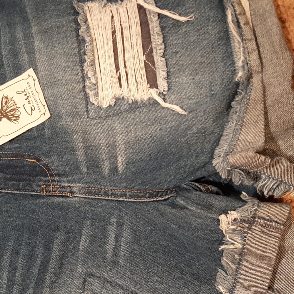🥀NWT Easel Distressed/Patched Denim Shorts (L)🥀 - Picture 2 of 6